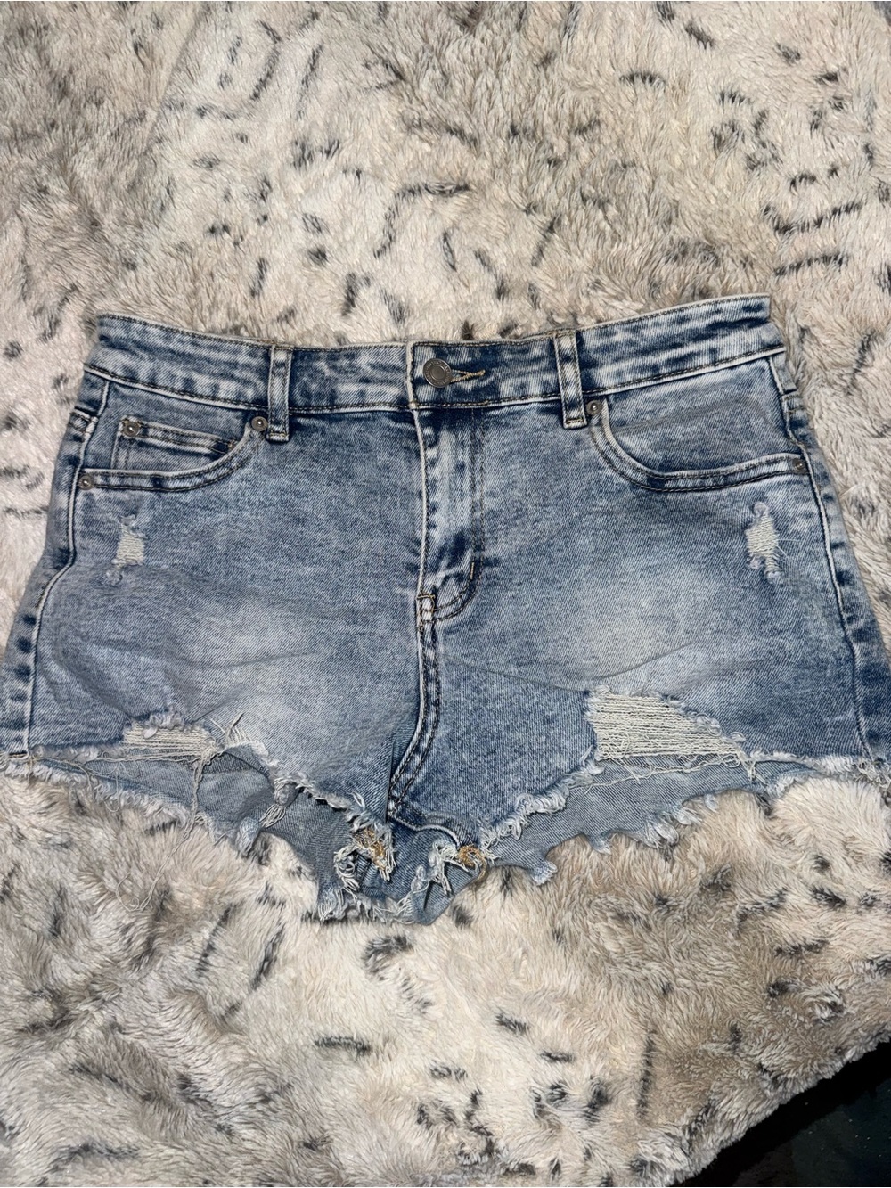 New without tag Women’s Light Wash Distressed Denim Shorts
